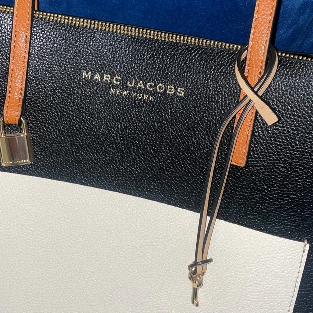 Marc Jacobs large purse - Picture 3 of 7